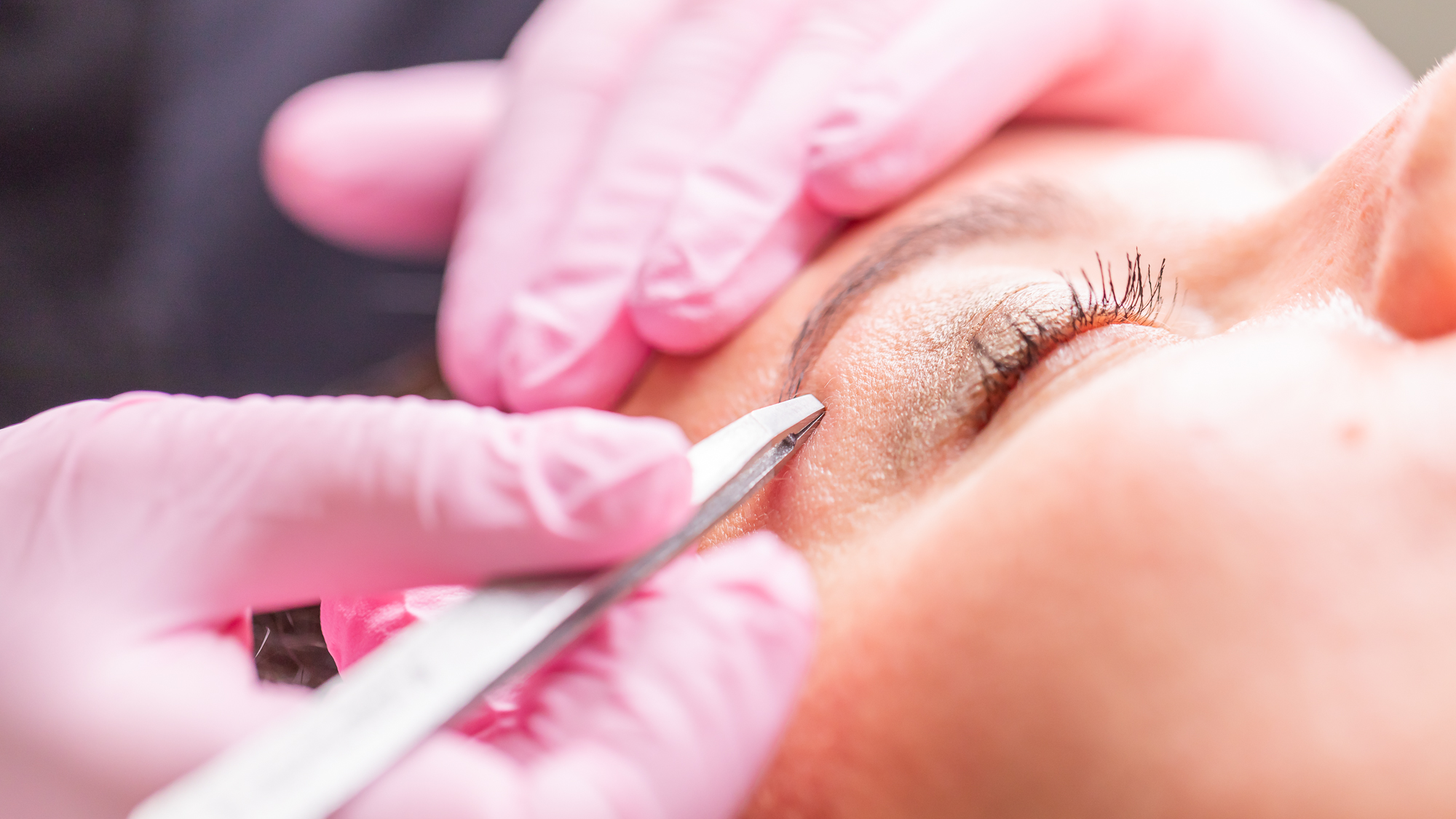 Wimpern zupfen bei Karina's Beauty and Nails